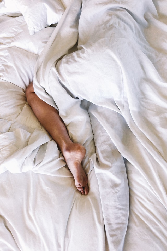 una persona durmiendo con un pie descubierto