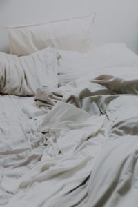almohadas en la cama