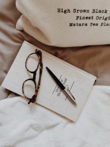 libro y gafas en una cama