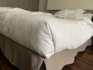 cama en un hotel