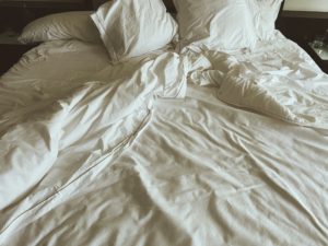sabanas desenrolladas con almohadas blancas