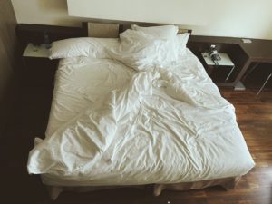 cama con sabana enrollada
