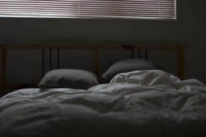 habitacion oscura con dos almohadas