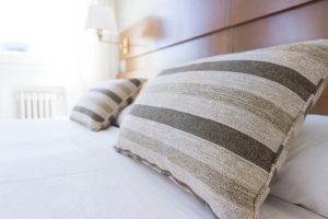 almohada de rayas sobre la cama