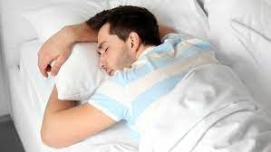 hombre descansando abrazando una almohada colchon 