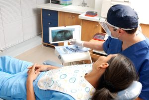 paciente y odontologo observando una imagen
