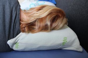 mujer dormida de lado cabello rubio