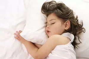 niña durmiendo feliz con su almohada
