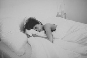 mujer acostada con varias almohadas