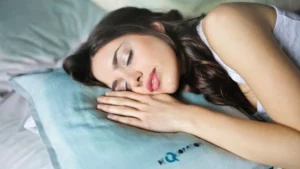 mujer dormida con almohada 