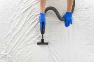 limpiando el colchon con una vaporeta negra