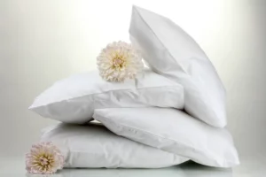 almohadas blancas con flores