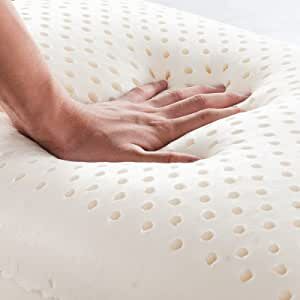 mano sobre almohada de latex