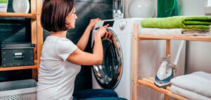 mujer secando edredon en la lavadora