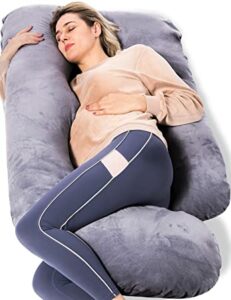 mujer embarazada acostada sobre almohada violeta