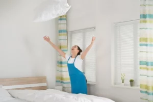 mujer lanzando la almohada limpia