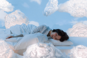 mujer durmiendo sobre las nubes