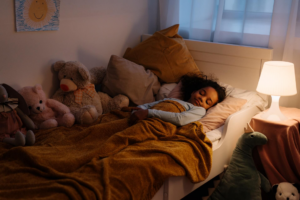 niña durmiendo con varios peluche de oso
