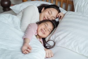 mama e hija durmiendo sonriente