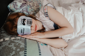 mujer durmiendo con el antifaz