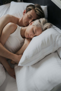 pareja abrazados durmiendo de lado