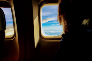 una persona mirando por la ventana de un avion
