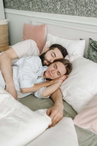 pareja durmiendo abrazados de lado