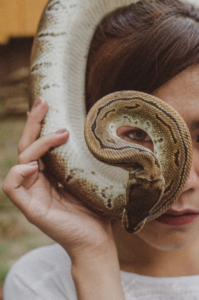 mujer con una serpiente en la mano 