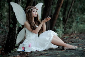 niña vestida de blanco con alas de angel