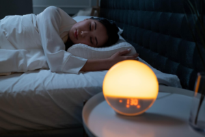 mujer durmiendo con la lampara encendida encima de la mesa
