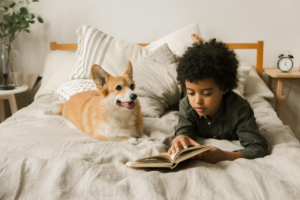 niño sobre la cama con un perro leyendo un libro