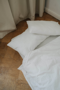 almohadas blancas en el piso con la sabana