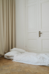 puerta blanca con cortinas beis y almohadas blancas