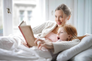 mama e hija juntas leyendo un libro