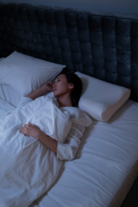 mujer durmiendo boca arriba con dos almohadas 