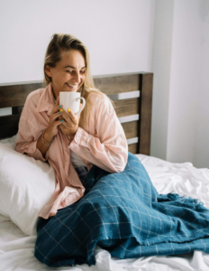 mujer tomando cafe en la cama 