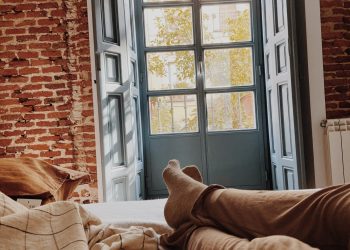 una vista de la puerta desde la cama